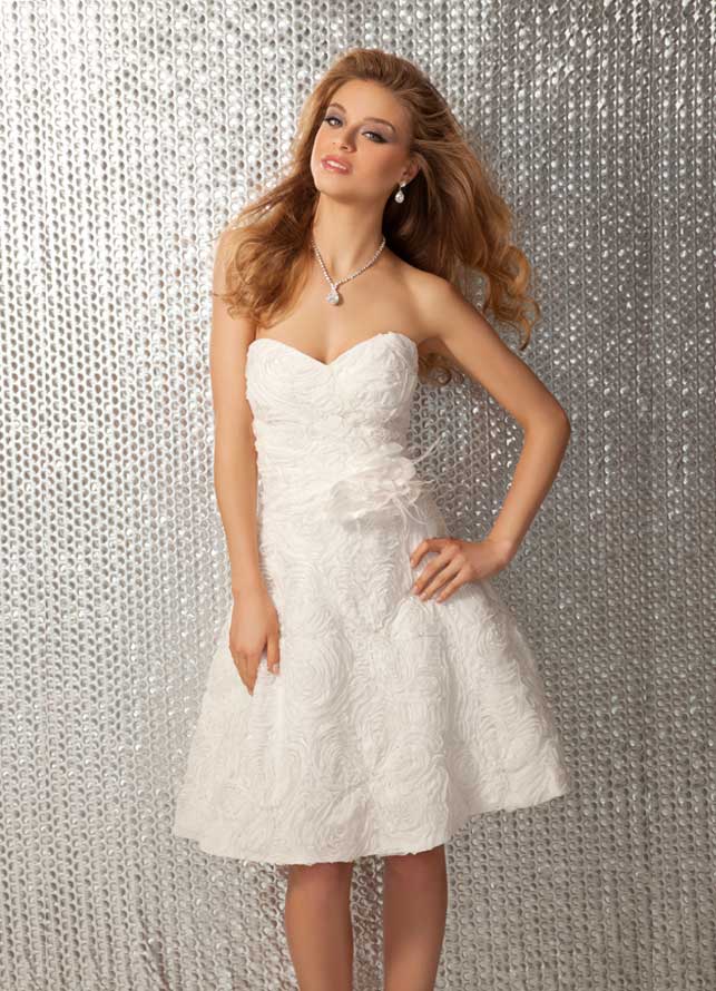 Romantic Strapless Sweetheart A Line Knee Length White Prom Dresses With Flowers